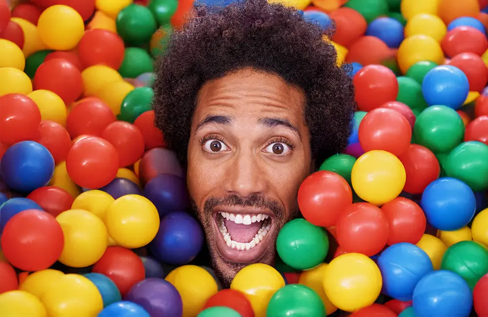 Erwachsener im Bällebad