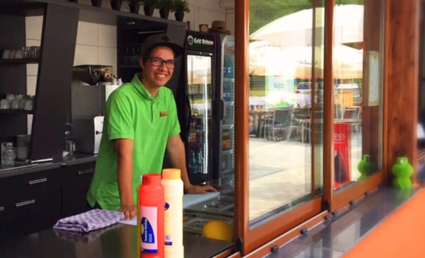 Service Fachkraft in der LALINO Freizeitgarten Küche