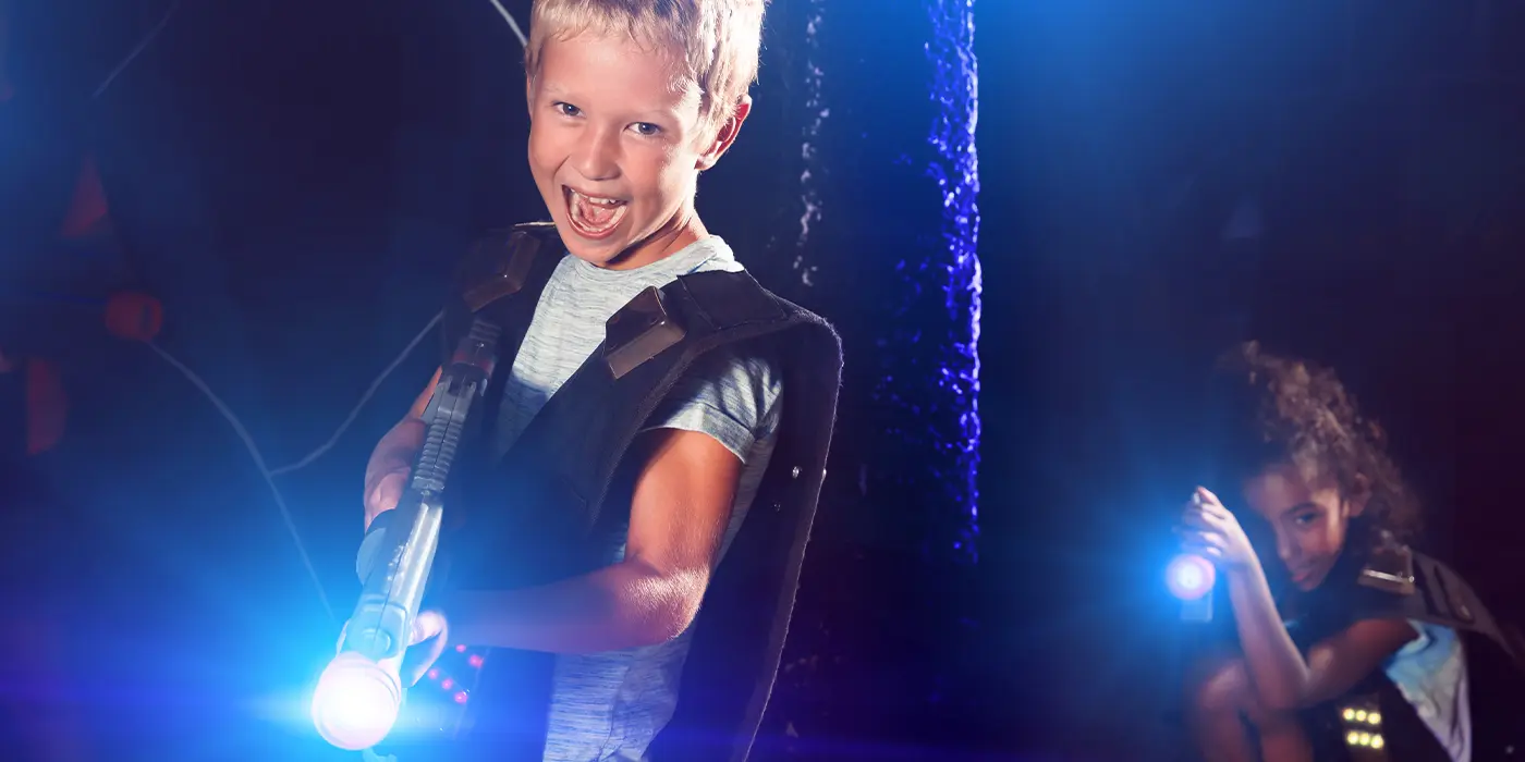 Kleiner Junge spielt Laser Tag