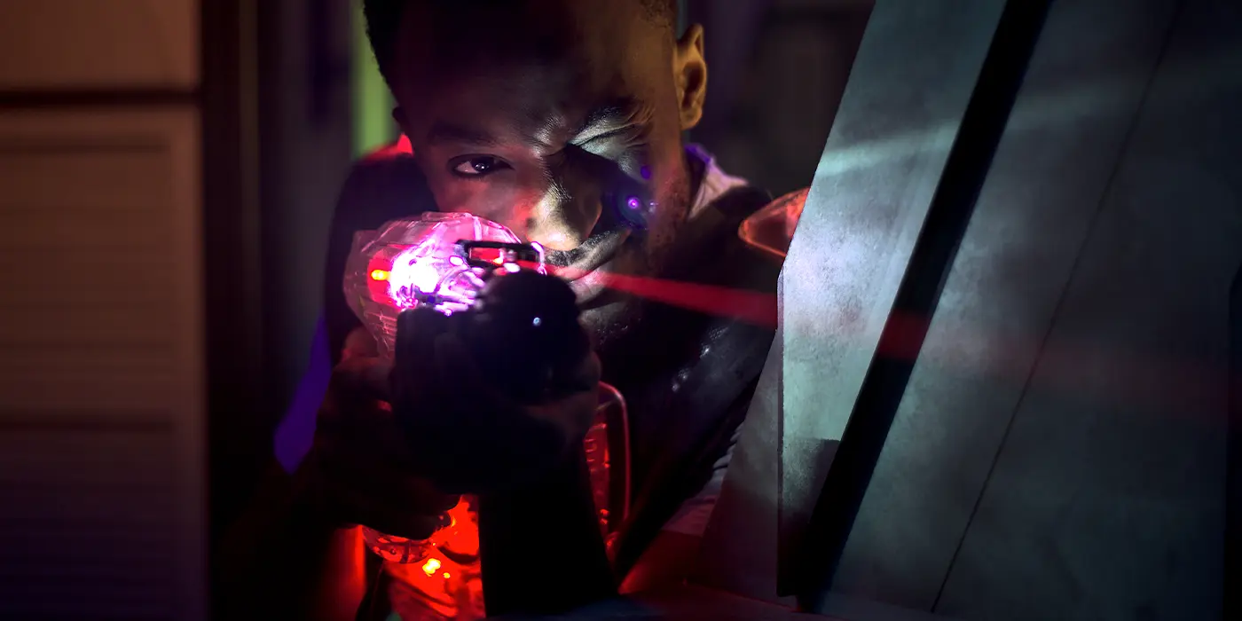 Junger Erwachsener spielt LaZrGame in Heidenheim