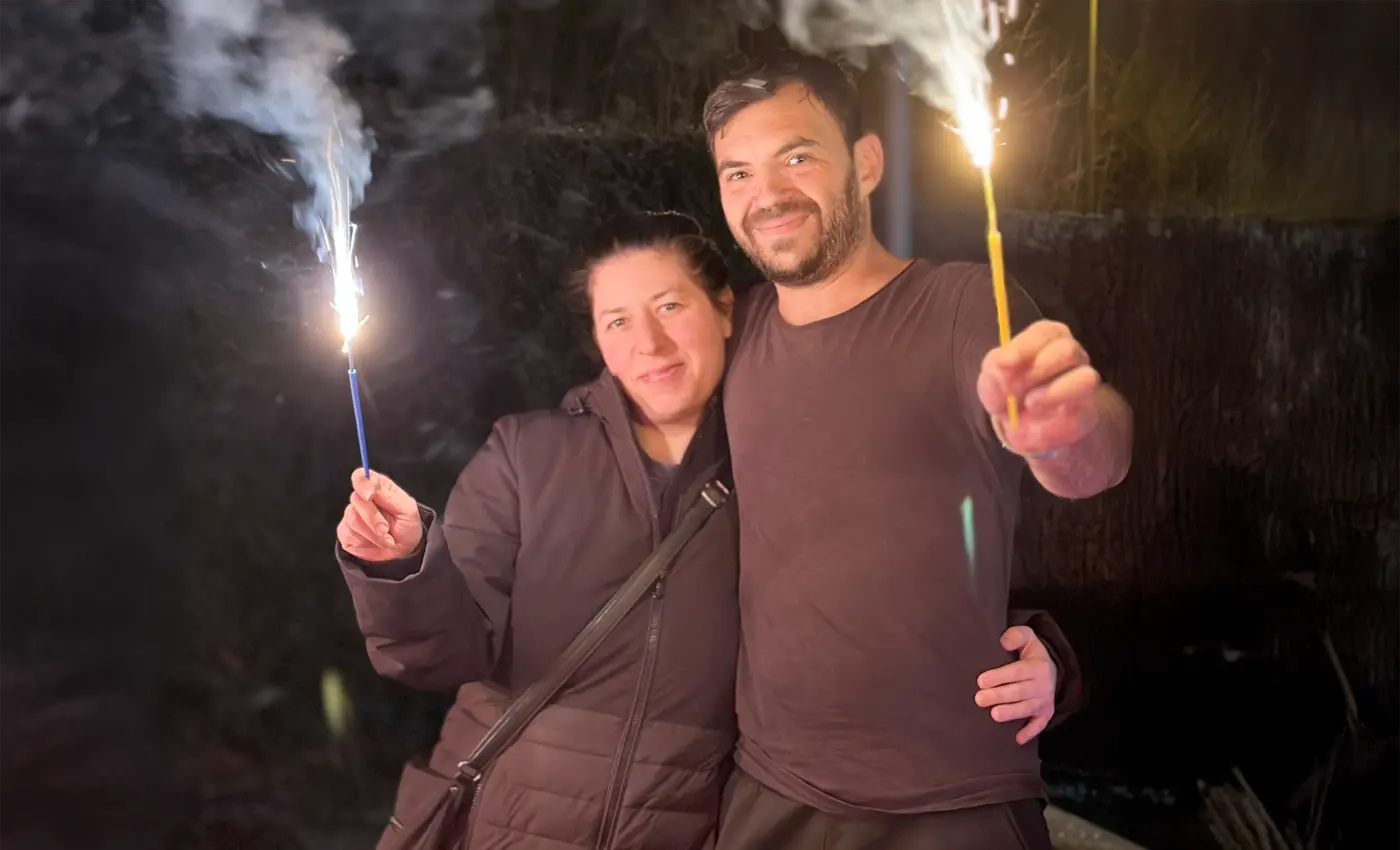 2 Erwachsene mit Wunderkerzen