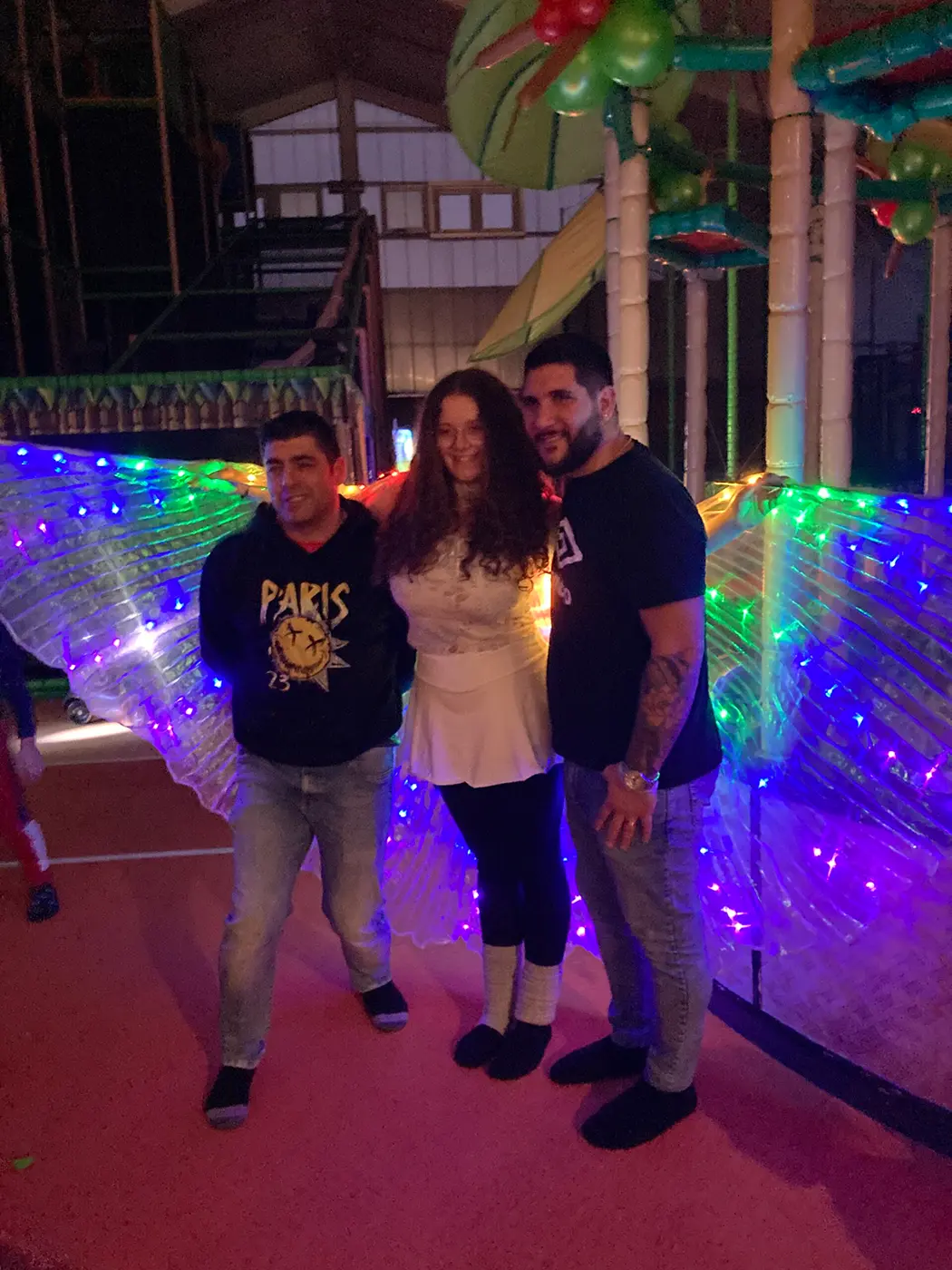 Gruppenbild vor der Lichterkette