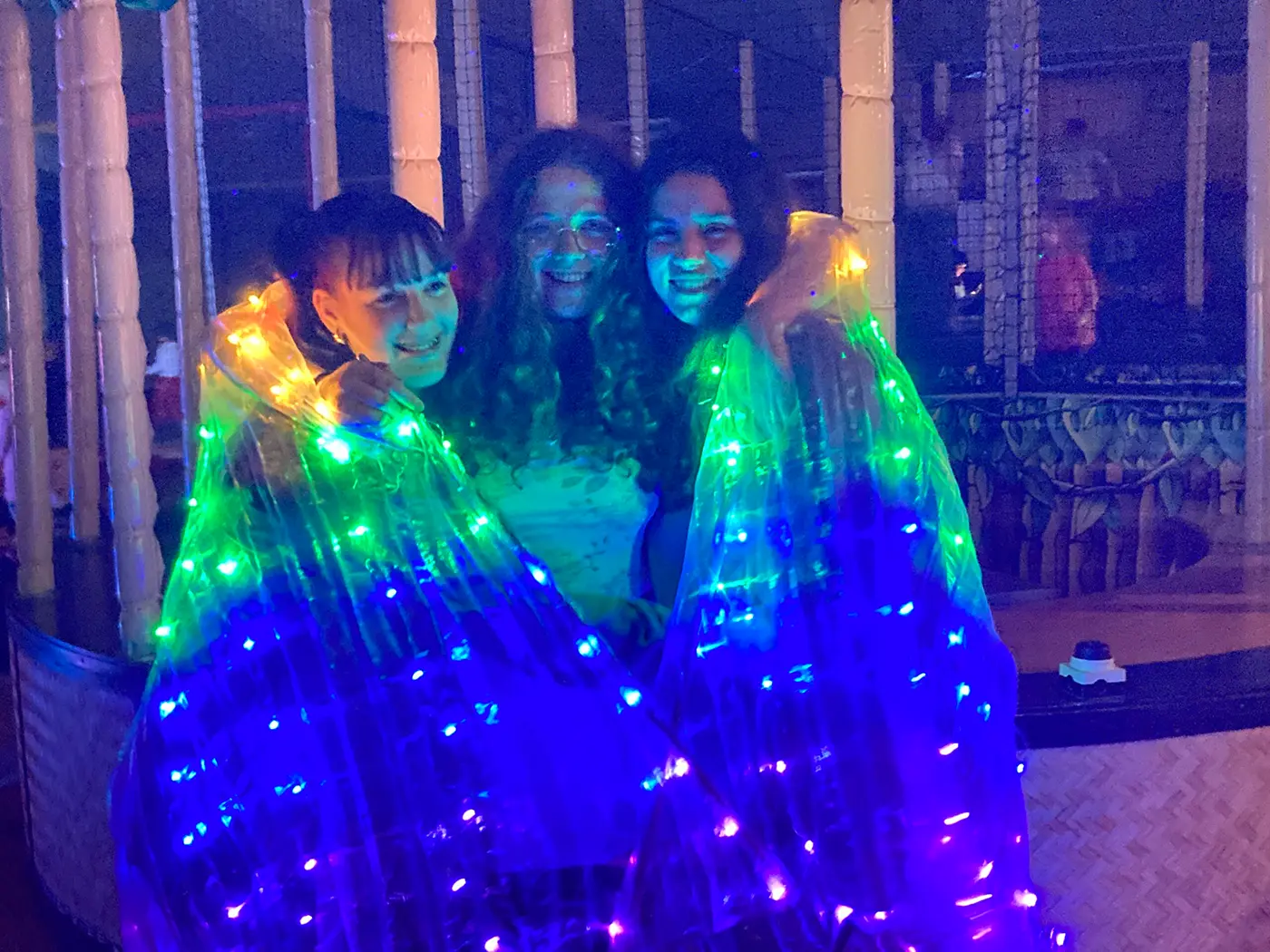 Kinder in der Lichterkette