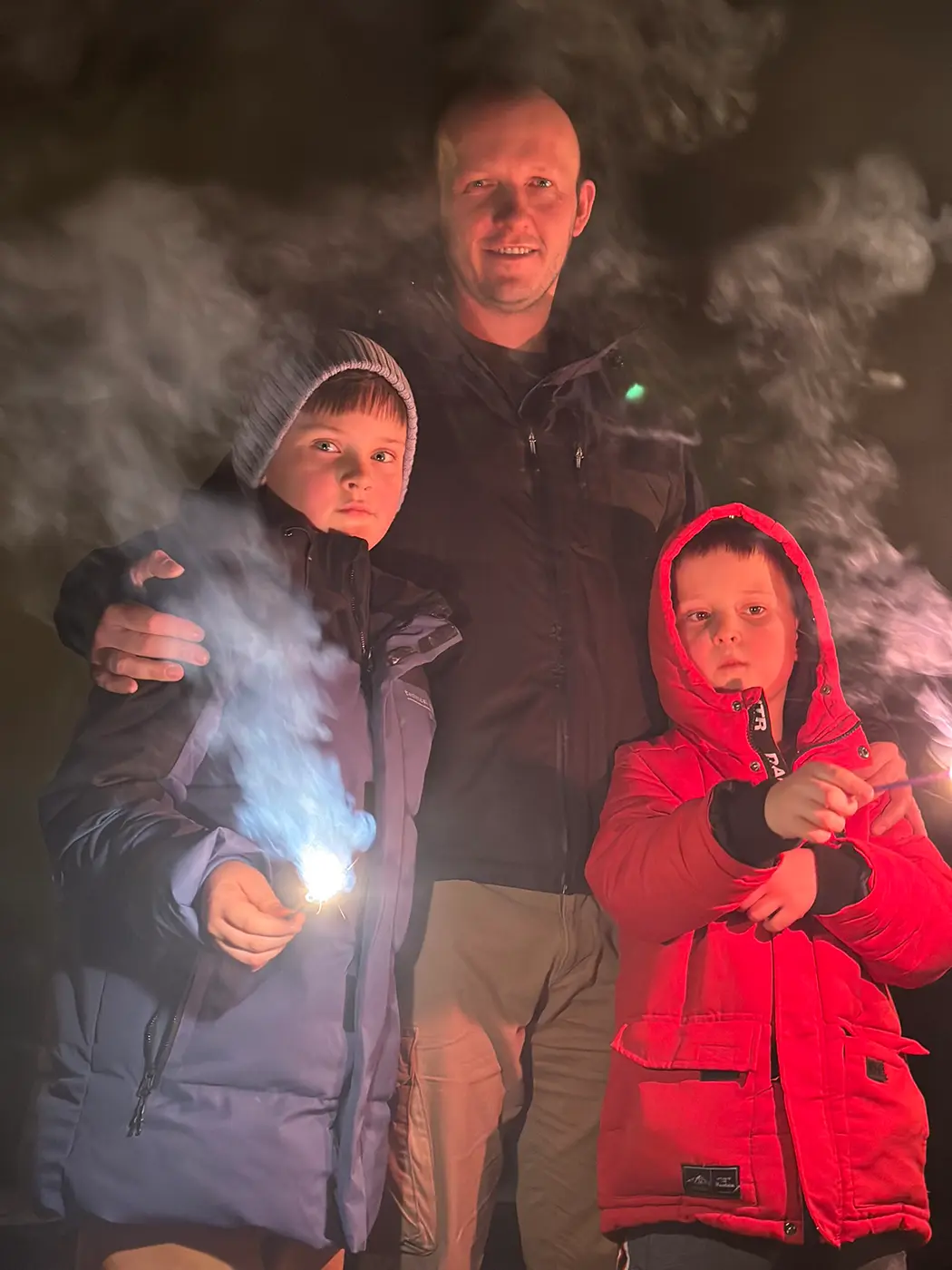 Familie mit bunten Wunderkerzen