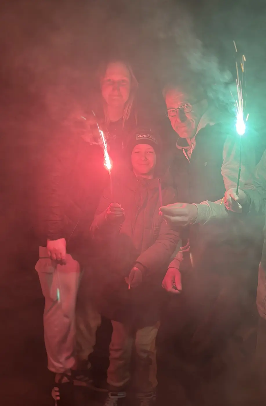 Familie mit bunten Wunderkerzen