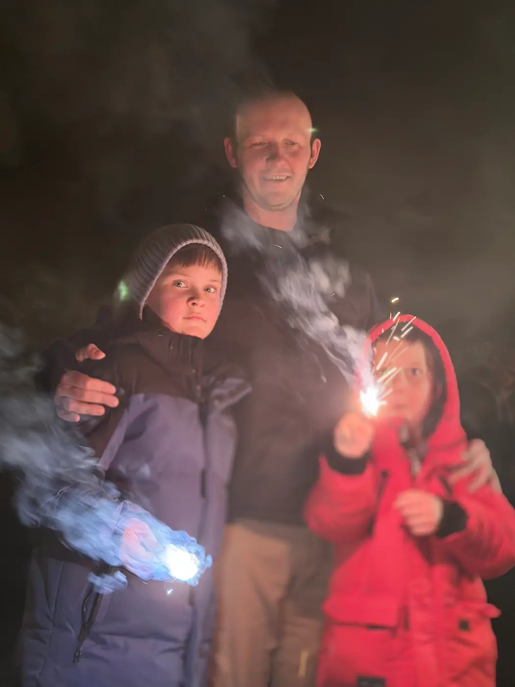 Familie mit bunten Wunderkerzen