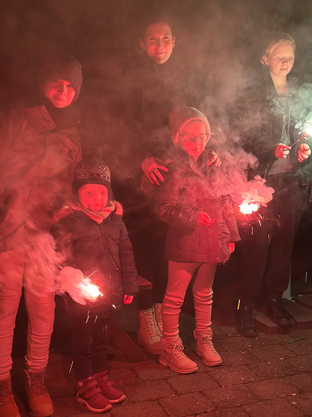 Familie mit bunten Wunderkerzen